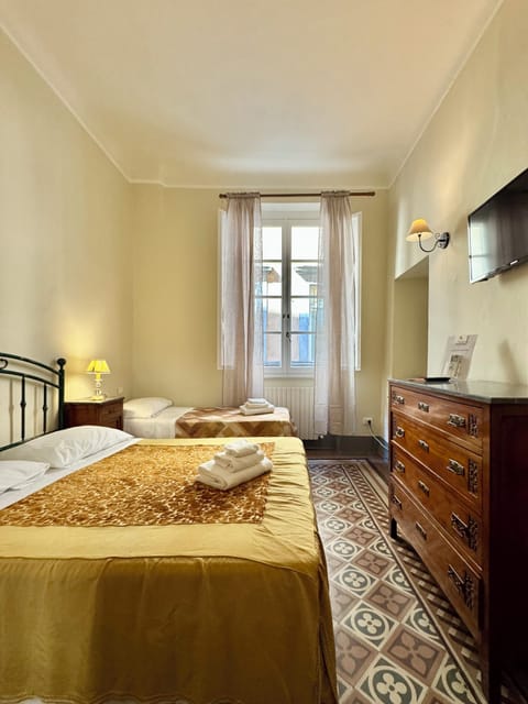 Triple Room, Private Bathroom (External) | Premium bedding, down comforters, individually decorated, desk