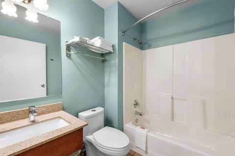 Combined shower/tub, free toiletries, hair dryer, towels