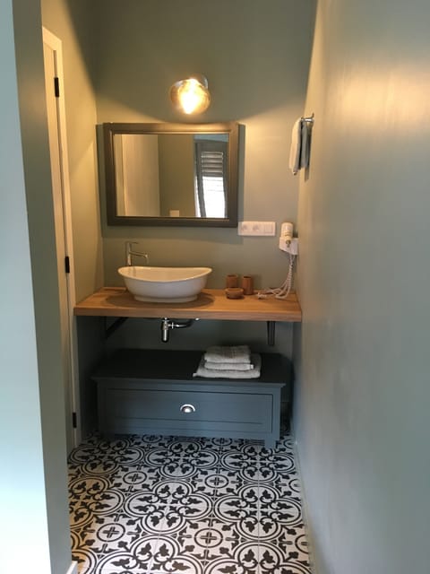Deluxe Double Room | Bathroom sink