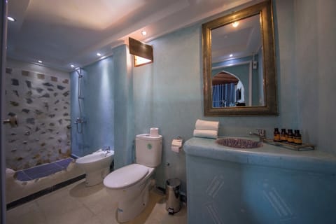 Family Suite | Bathroom | Shower, free toiletries, hair dryer, towels