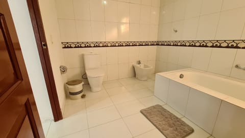 Triple Room | Bathroom | Shower, rainfall showerhead, free toiletries, hair dryer