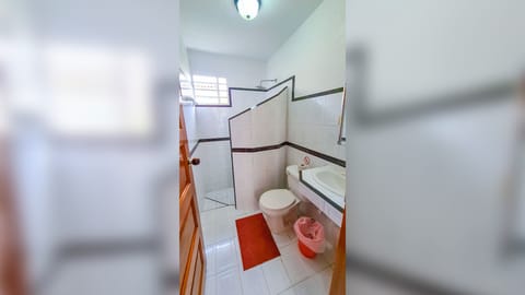 Quadruple Room | Bathroom | Shower, rainfall showerhead, free toiletries, hair dryer