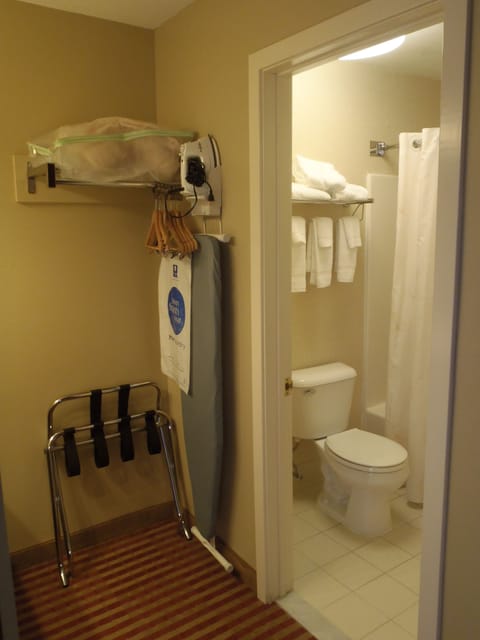 Suite, 1 King Bed, Non Smoking | Bathroom | Hydromassage showerhead, hair dryer, towels