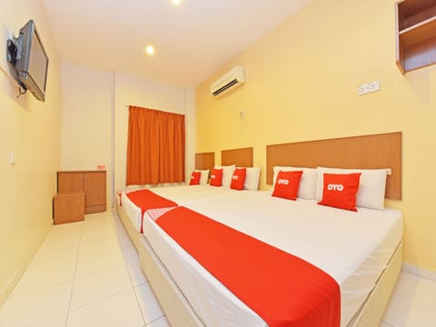 Family Room, Multiple Beds, Non Smoking | Free WiFi, bed sheets