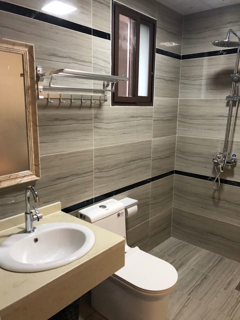 Standard Twin Room | Bathroom | Shower, rainfall showerhead, free toiletries, hair dryer