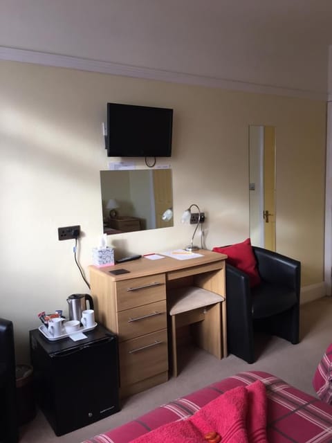 Super King Room, Ensuite, Non Smoking | Minibar, blackout drapes, iron/ironing board, free WiFi