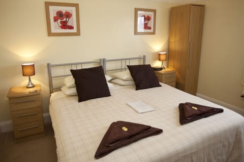 Super King Room, Ensuite, Non Smoking | Minibar, blackout drapes, iron/ironing board, free WiFi