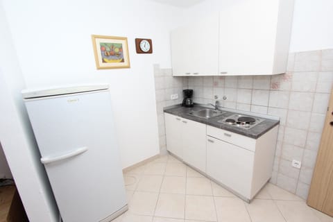 Apartment, 2 Bedrooms | Private kitchen | Fridge, stovetop, coffee/tea maker, electric kettle