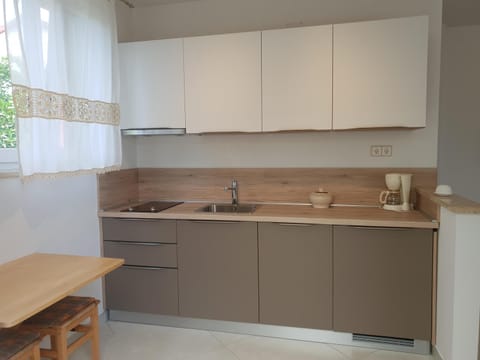 Studio | Private kitchen | Fridge, stovetop, coffee/tea maker, electric kettle