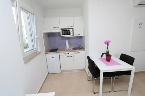 Studio, Balcony (4) | Private kitchen | Fridge, microwave, stovetop, coffee/tea maker