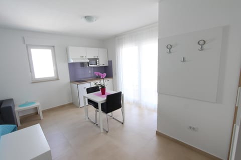 Studio, Balcony (3) | Private kitchen | Fridge, microwave, stovetop, coffee/tea maker