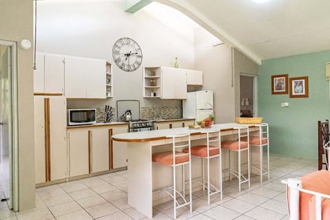 Comfort Cottage | Private kitchen | Full-size fridge, microwave, oven, stovetop