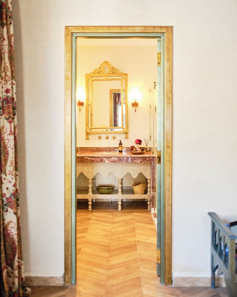 VENICE SUITE | Bathroom | Shower, free toiletries, hair dryer, slippers