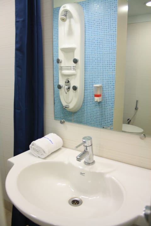 Shower, rainfall showerhead, free toiletries, hair dryer