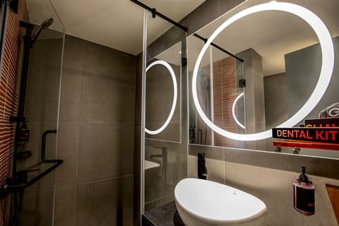 Luxe Double Room | Bathroom | Shower, rainfall showerhead, free toiletries, hair dryer