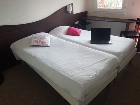 Twin Room, 2 Twin Beds | Desk, laptop workspace, cribs/infant beds, free WiFi