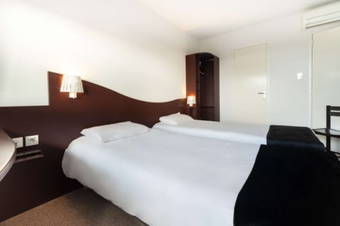 Standard Room, 2 Twin Beds | Desk, laptop workspace, cribs/infant beds, free WiFi