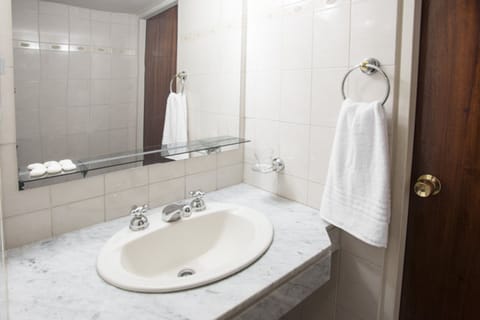 Combined shower/tub, free toiletries, hair dryer, bidet