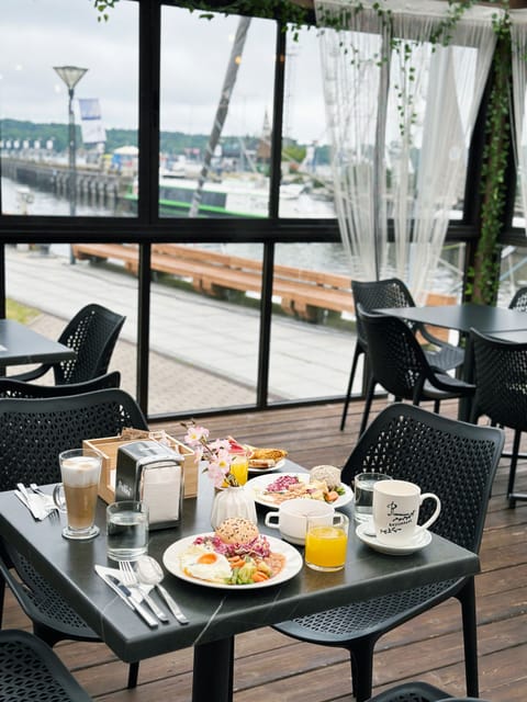 Daily buffet breakfast for a fee