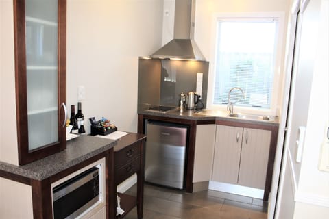 Comfort Studio | Private kitchenette | Mini-fridge, microwave, stovetop, electric kettle