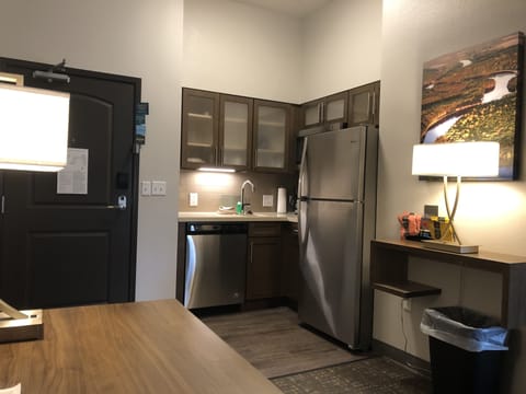 Full-size fridge, microwave, stovetop, dishwasher