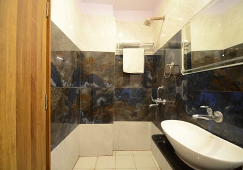 Family Studio, Multiple Beds, Non Smoking | Bathroom | Shower, towels