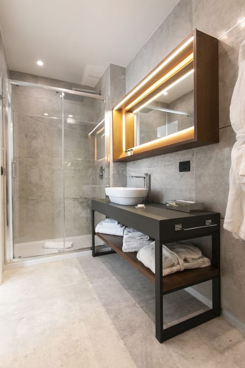 Deluxe Apartment | Bathroom | Shower, rainfall showerhead, designer toiletries, hair dryer