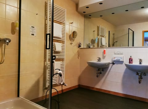 Junior Suite | Bathroom | Hair dryer, towels, soap, shampoo
