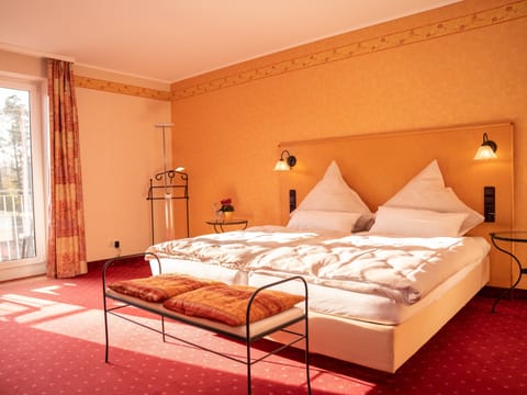 Junior Suite | 1 bedroom, hypo-allergenic bedding, in-room safe, desk