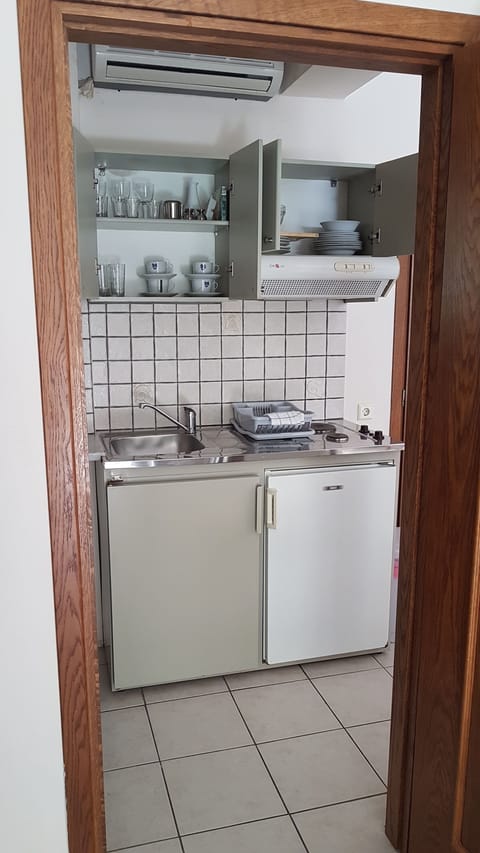 Fridge, stovetop, coffee/tea maker, electric kettle