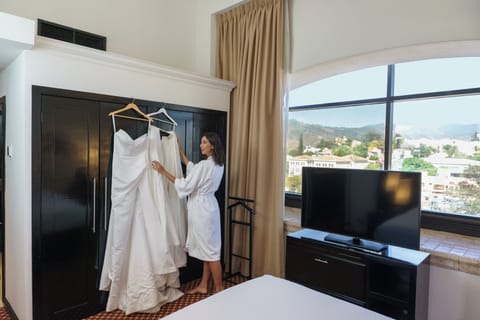 Standard King Room | Premium bedding, pillowtop beds, in-room safe, desk