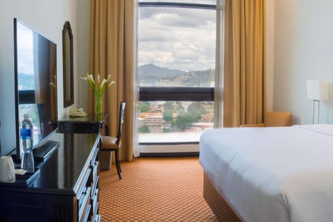 Business  King Room | Premium bedding, pillowtop beds, in-room safe, desk