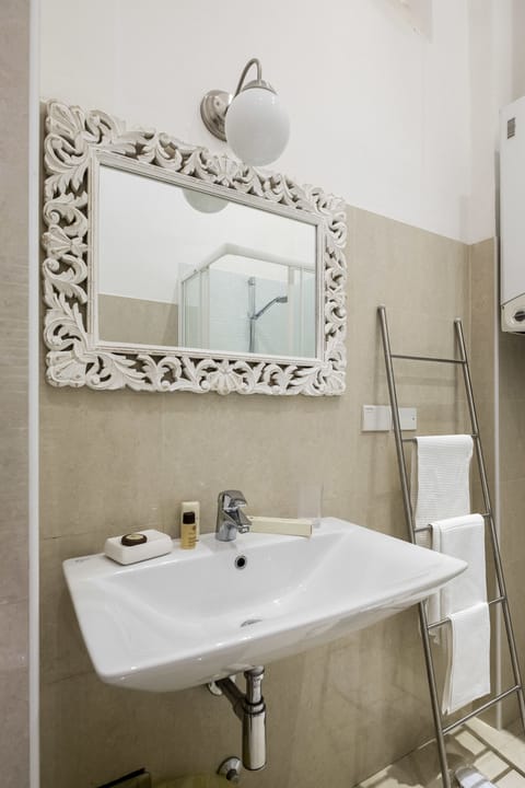 Standard Single Room | Bathroom | Shower, designer toiletries, hair dryer, slippers