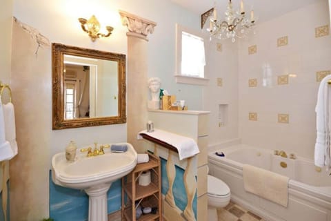 Michelangelo room | Bathroom | Designer toiletries, hair dryer, bathrobes, towels