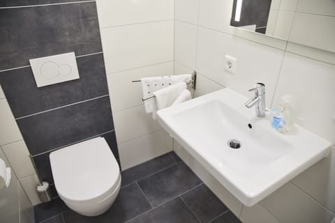 Comfort Double Room | Bathroom sink