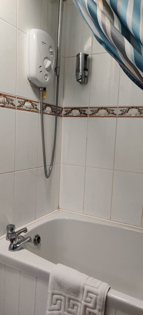 Double Room, Ensuite | Bathroom | Hair dryer, towels