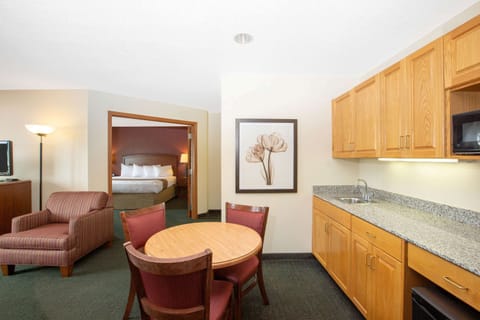 Suite, 1 King Bed, Non Smoking (One-Bedroom Suite) | Pillowtop beds, desk, blackout drapes, soundproofing