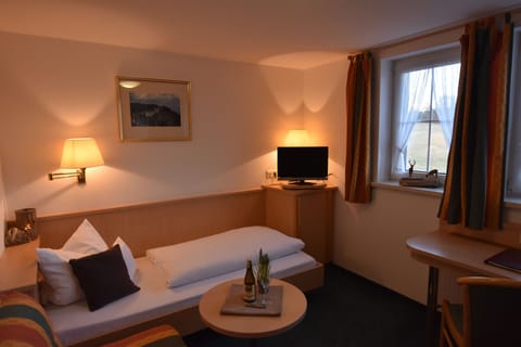 Comfort Single Room, 1 Twin Bed, Non Smoking | Minibar, in-room safe, individually decorated, desk