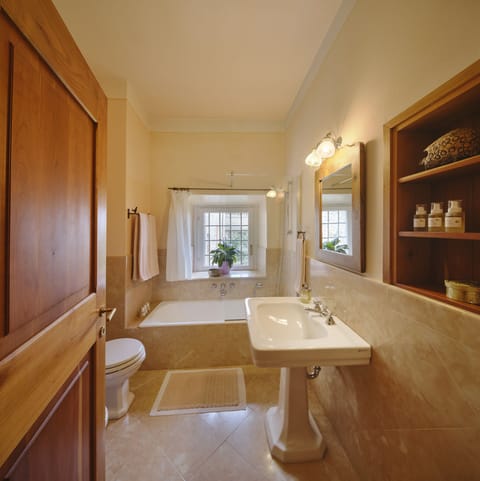 Deluxe Double Room (private external bathroom - Beatrice) | Bathroom | Free toiletries, hair dryer, bidet, towels