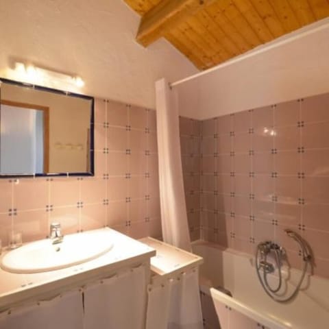 Double Room, 1 Double Bed, Non Smoking | Bathroom | Deep soaking tub, hair dryer, towels