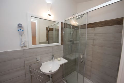 Double Room, Terrace, Sea View | Bathroom | Shower, free toiletries, hair dryer, bidet