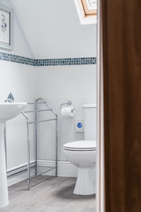 Valley View (Second Floor) | Bathroom | Shower, free toiletries, hair dryer, towels