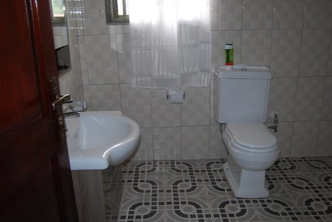 Shower, free toiletries, slippers, bidet