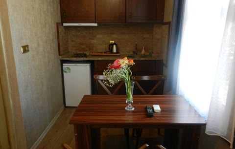 Family Suite (small kitchen) | Private kitchen | Fridge, electric kettle