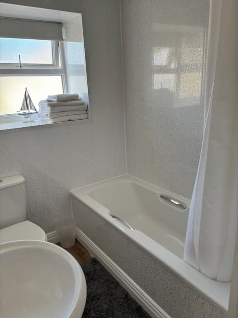 Family Suite, Multiple Beds, Non Smoking | Bathroom | Hair dryer, towels