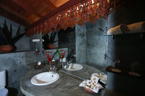 Galle Fort Room | Bathroom | Bathrobes, bidet, towels