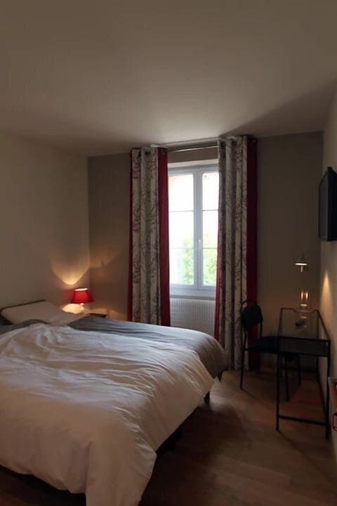 Premium bedding, individually decorated, individually furnished, desk