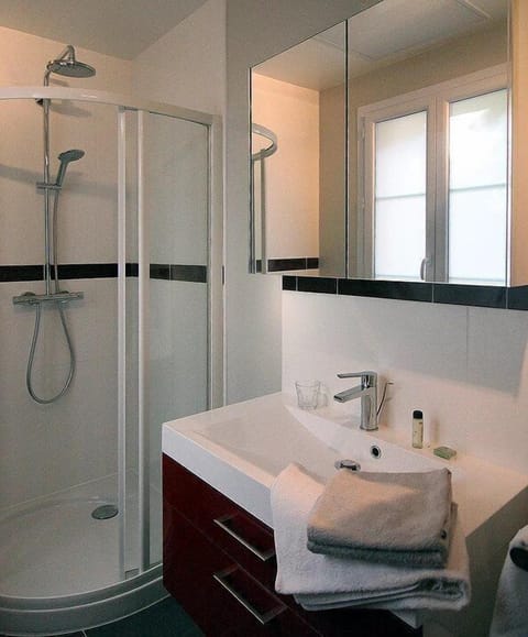 Classic Single Room, 1 Twin Bed, Non Smoking (Chambre 3) | Bathroom | Free toiletries, hair dryer, towels, soap