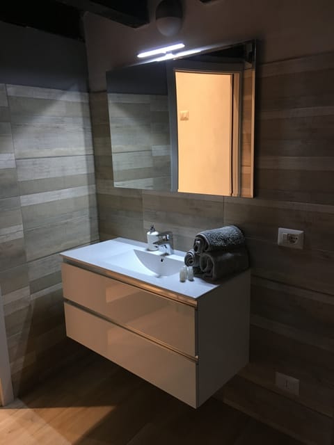 Comfort Double Room, Patio, Ground Floor | Bathroom | Bathtub, hair dryer, bidet, towels