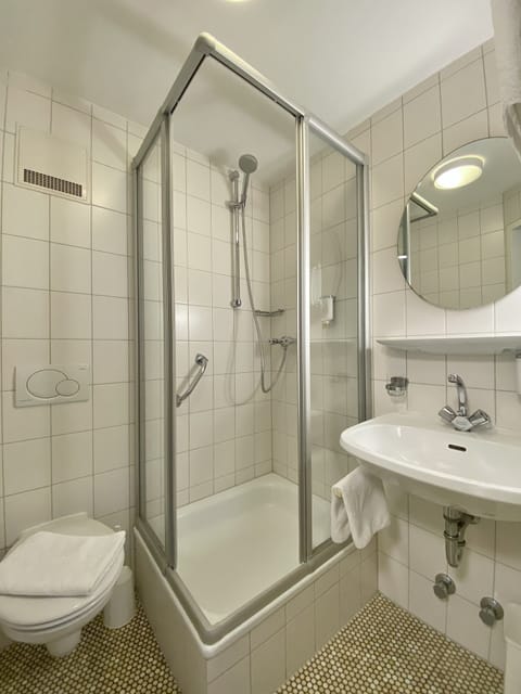 Single Room | Bathroom | Shower, rainfall showerhead, free toiletries, hair dryer